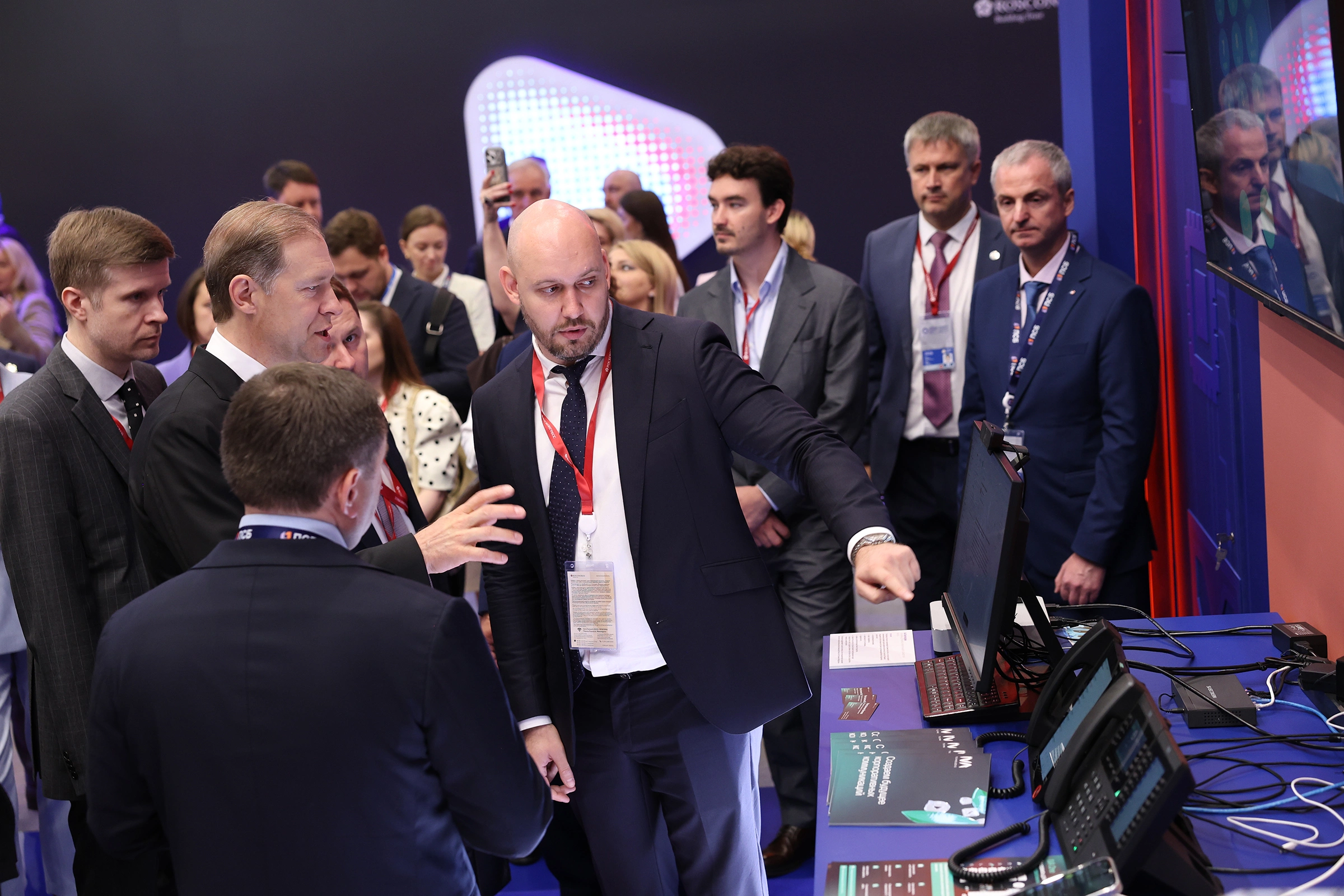 Решения IVA Technologies представили первому вице-премьеру РФ Денису Мантурову на ПМЭФ